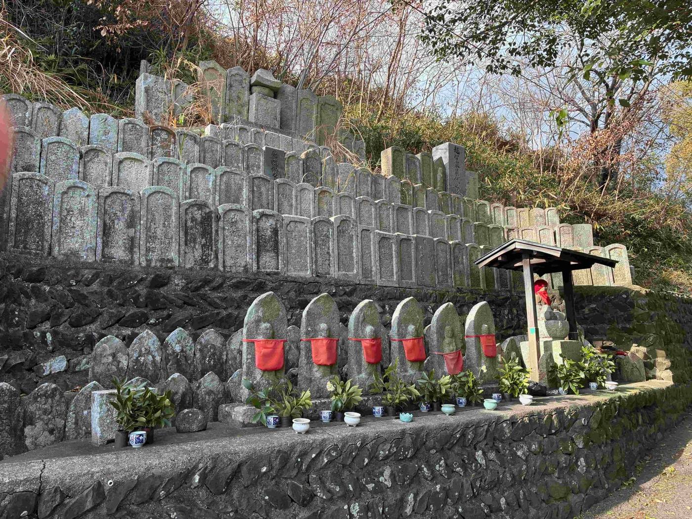 Statuen des Bodhisattva Jizō am Pilgerweg