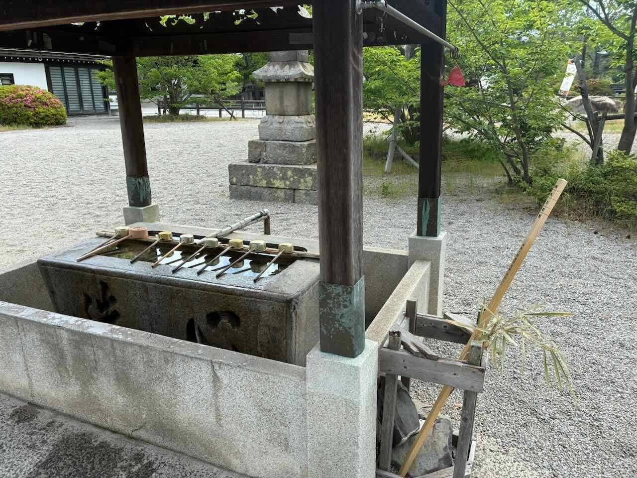 Temizuya mit Schöpfkellen