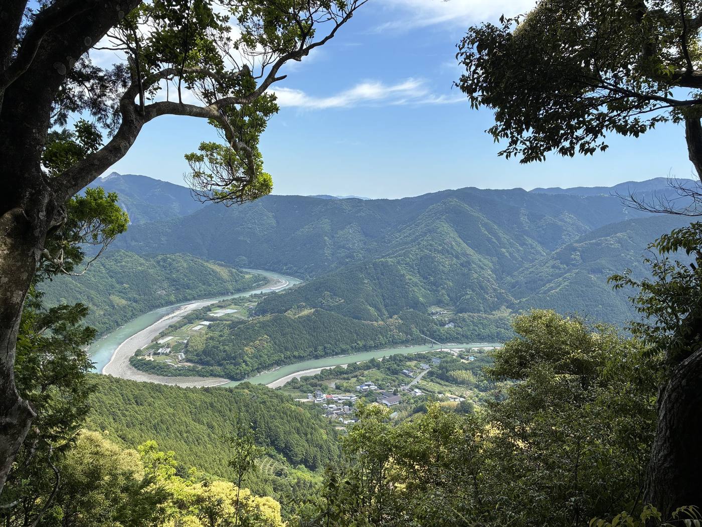 Blick über ein bewaldetes Flusstal auf Shikoku