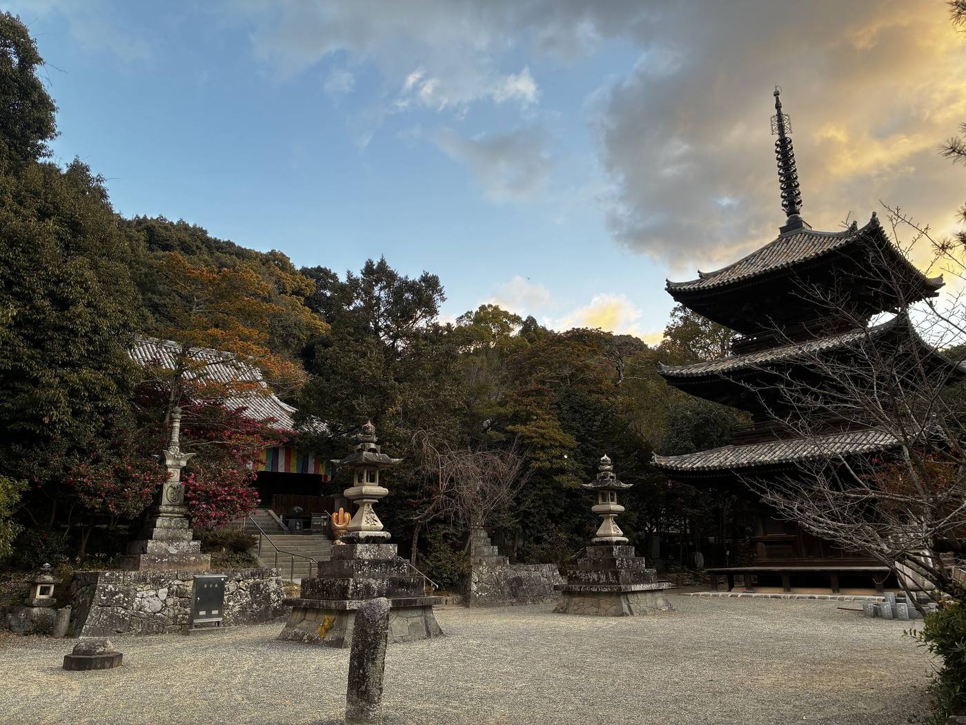 Tempelhof und Pagode des Ishite-ji im morgendlichen Licht