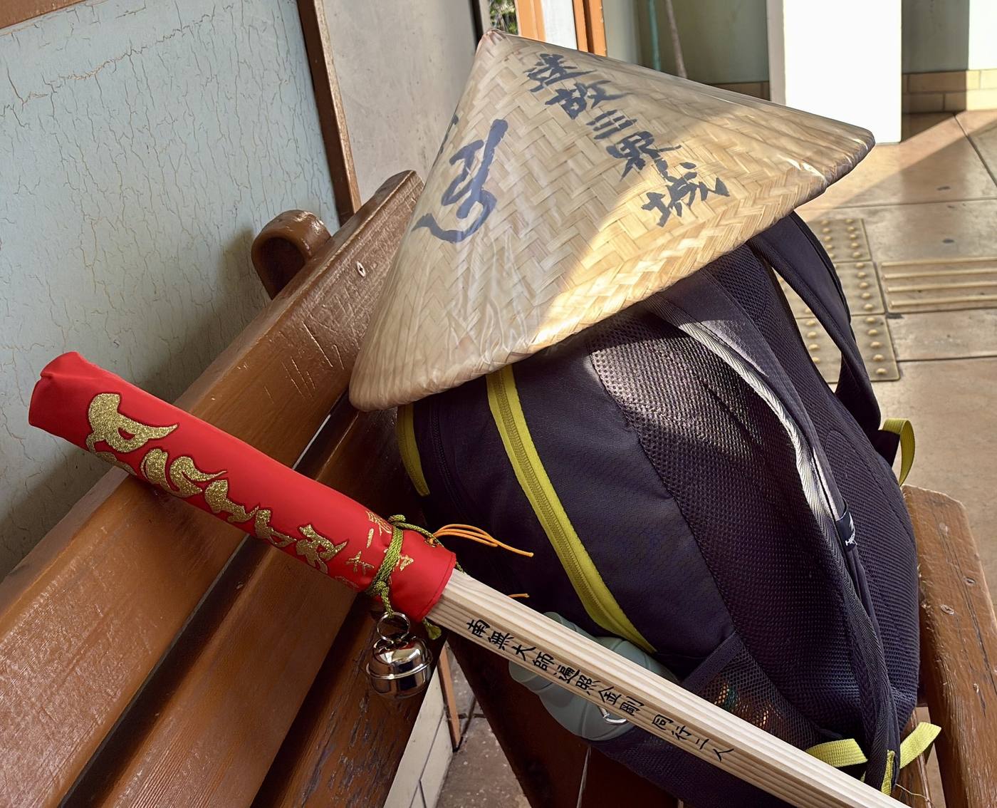 Pilgerhut, Pilgerstab und Rucksack auf einer Bank