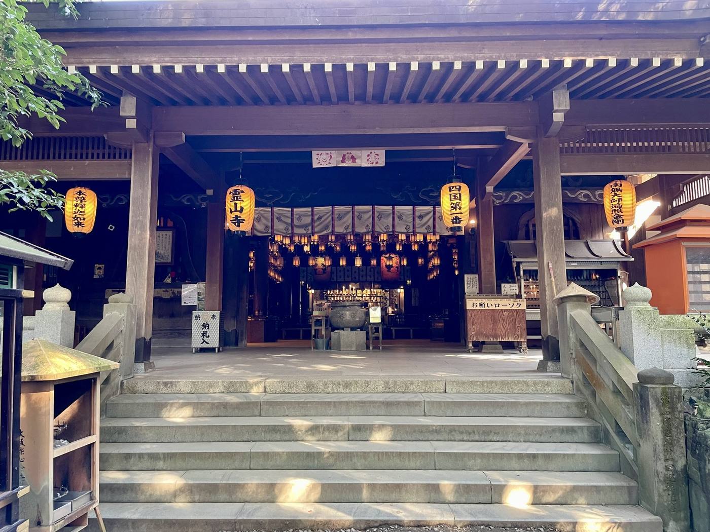 Haupthalle des Ryōzen-ji mit erleuchteten Laternen