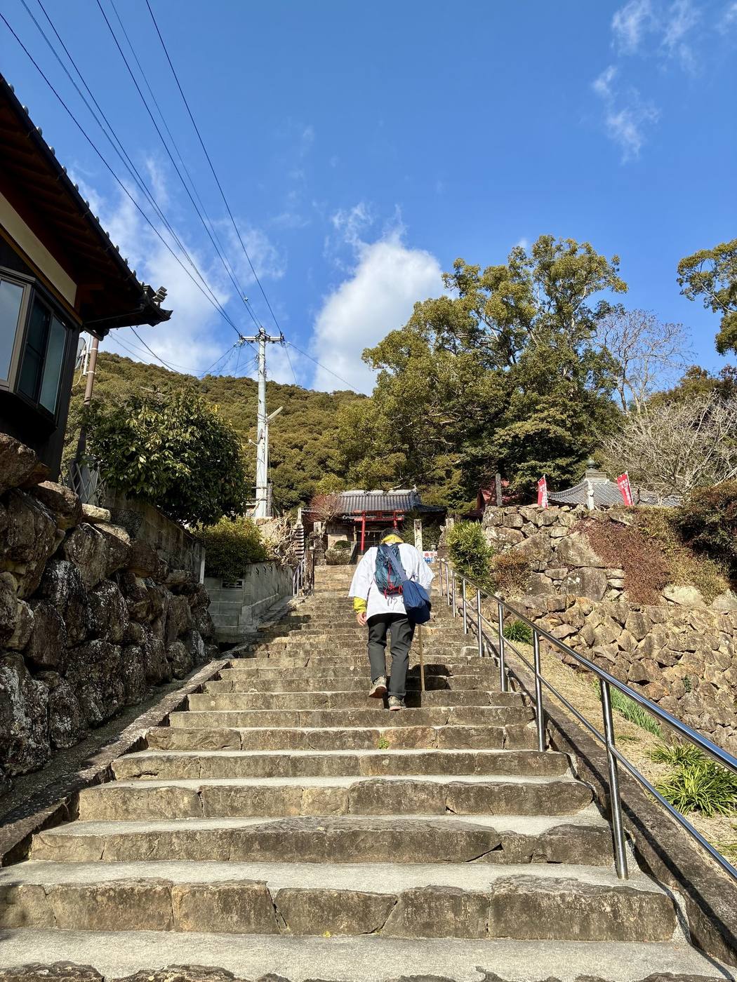 Ein Henro steigt die Steinstufen zum Ryūkō-ji hinauf